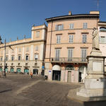 sehr schönes Breitbildfoto mit Piazza dei Cavalli, Palazzo Gotico und Chiesa di San Francesco