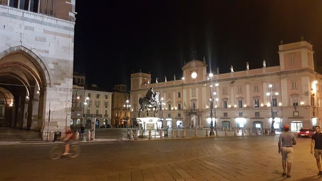 nach dem Nachtessen geniessen wir an einer Bar bei der Piazza dei Cavalli, noch einen Kaffee und einen Grappa