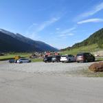 beim grossen Parkplatz beim Bahnhof Oberwald 1366 m.ü.M. im Goms, parkieren wir das Auto