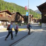 gemütlich schlendern wir durch das Dorf Oberwald, und bestaunen die schönen Walliser Holzhäuser