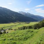 Blick in den breiten Taltrog des Hochtals von Goms