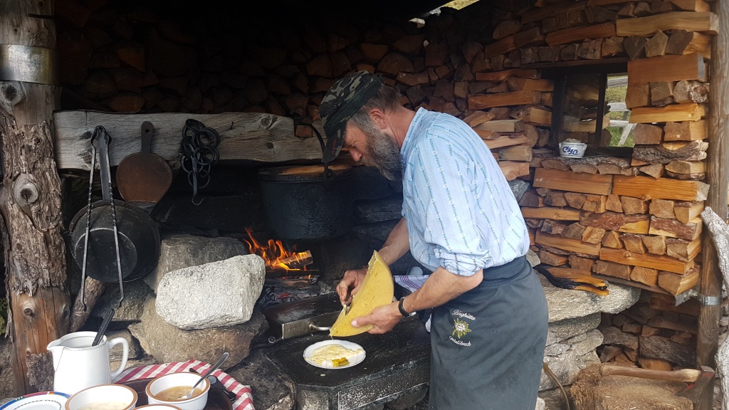 der sehr gute Käse über das offene Feuer...