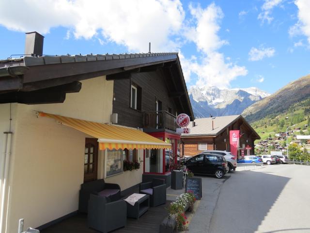 da uns die Seilbahn kurz vor der Nase abgefahren ist, kehren wir ins nahe gelegene Hotel Bellwald ein