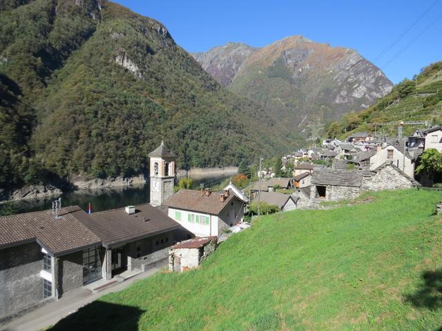 Blick hinunter nach Vogorno und zum gleichnamigen Stausee