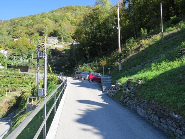 vorbei an einem Rebberg erreichen wir eine Haarnadelkurve, wo wir rechts abbiegen