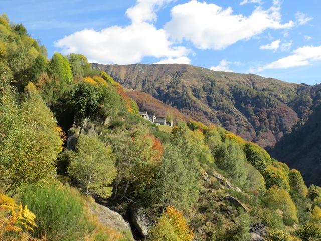 ...gelangen wir zur ausgedehnten Alpsiedlung und zur Kapelle von Rienza 1391 m.ü.M.