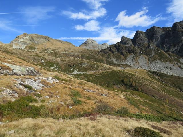 vor uns taucht die auf grünen Weiden eingebettete Capanna Borgna auf