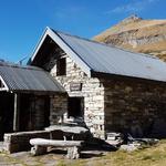 alte Alphütten wurden im Tessin zu kleinen zweckmässigen und wahrlich behaglichen Selbstversorgerhütten umgebaut