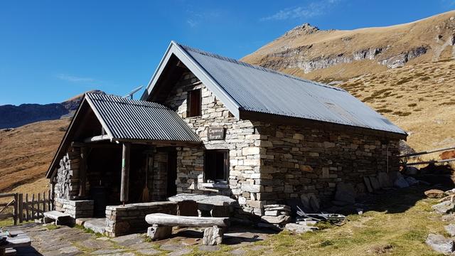 alte Alphütten wurden im Tessin zu kleinen zweckmässigen und wahrlich behaglichen Selbstversorgerhütten umgebaut