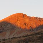 der Pizzo Vogorno der Höhepunkt der heutigen Wanderung, wird von der Sonne schon angestrahlt