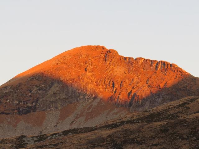 der Pizzo Vogorno der Höhepunkt der heutigen Wanderung, wird von der Sonne schon angestrahlt