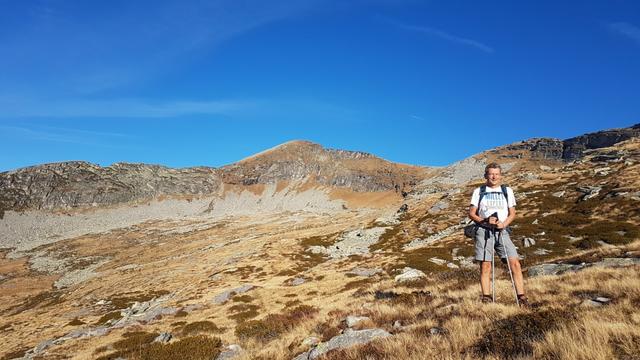 Franco schaut zurück zur Capanna Borgna. Im Hintergrund der Pizzo di Vogorno