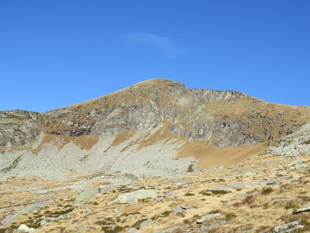 während dem Wandern schauen wir hinauf zum Pizzo di Vogorno, und fragen uns wie der Bergweg hinauf zum Gipfel sein wird