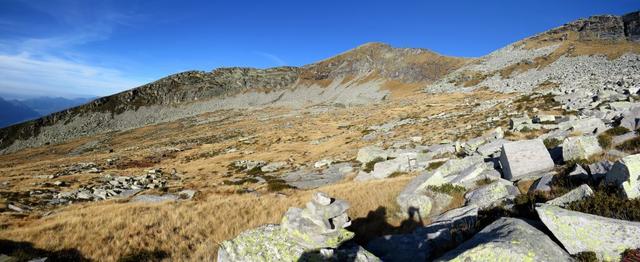 schönes Breitbildfoto aufgenommen bei dieser Weggabelung, mit Blick zum Pizzo di Vogorno