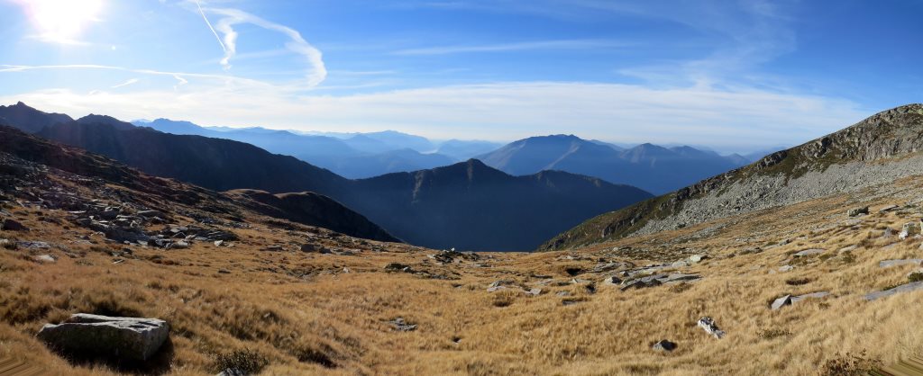 schönes Breitbildfoto aufgenommen bei dieser Weggabelung, mit Blick zum Lago di Lugano