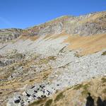 auf gleichbleibender Höhe führt uns der nicht ausgesetzte Bergweg zu der kleinen Scharte, die nun ersichtlich ist