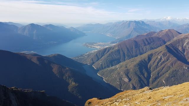 Tiefblick zum Lago di Vogorno und zum Lago Maggiore