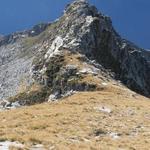 Blick zurück. Gut ersichtlich in der Bildmitte die Kerbe des Couloir die links hinabführt