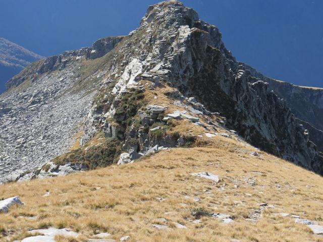 Blick zurück. Gut ersichtlich in der Bildmitte die Kerbe des Couloir die links hinabführt