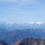 rechts erscheint das Monte Rosa Massiv mit der Dufourspitze. Gut ersichtlich sind Alphubel, Täschhorn und Dom