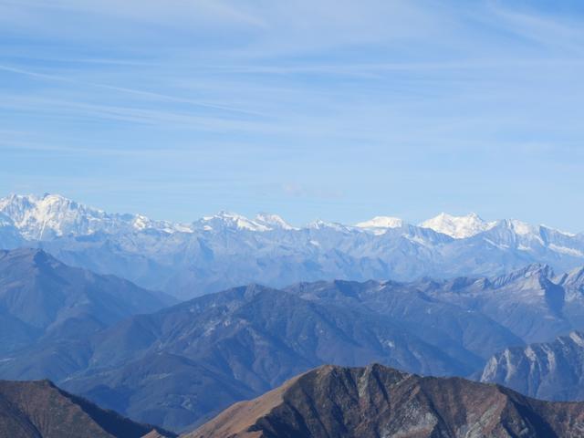 rechts erscheint das Monte Rosa Massiv mit der Dufourspitze. Gut ersichtlich sind Alphubel, Täschhorn und Dom