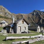 auf der Alpe stehen neben ein paar Rustici auch 3 Hütten, die für Wanderer gedacht sind, die hier übernachten wollen
