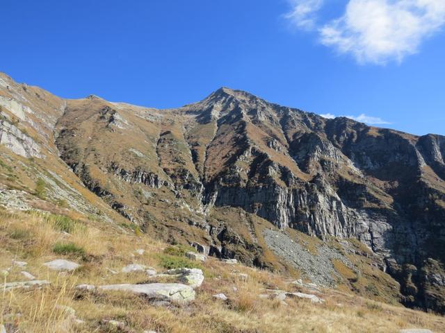 nach der Mittagspause verlassen wir linkerhand die Alpe Bardughè, und schauen nochmals hinauf zum Pizzo di Vogorno