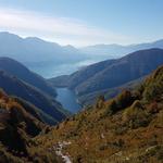 wir überqueren einen Bach 1486 m.ü.M. und geniessen diese traumhafte Aussicht auf den Lago di Vogorno, und Lago Maggiore
