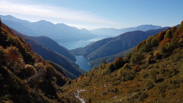 wir überqueren einen Bach 1486 m.ü.M. und geniessen diese traumhafte Aussicht auf den Lago di Vogorno, und Lago Maggiore