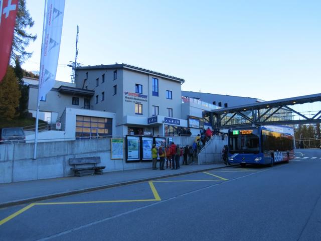 wir verlassen den grossen Parkplatz und laufen zügig hinauf, zur Talstation der Corvatsch Bahn 1864 m.ü.M.