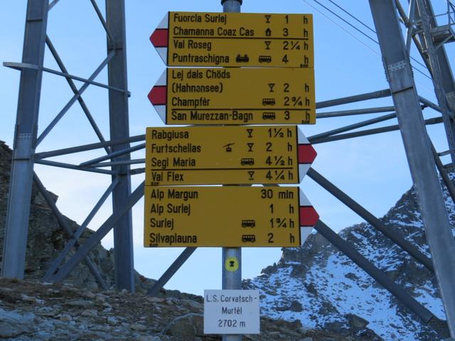 Wegweiser bei der Mittelstation Murtèl. Unsere heutige Wanderung führt uns zur Chamanna Coaz