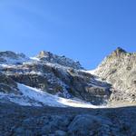 schon nach ein paar Minuten befinden wir uns in einer typischen Hochgebirgslandschaft. Blick hinauf Richtung Piz Murtèl