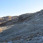 auf breitem Weg bleibend, durchqueren wir die Schotterflanke des Corvatsch, durchlaufen die breite Mulde von Murtèl 2662 m.ü.M