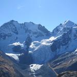 das majestätische Bühnenbild der Engadiner Berge: Biancograt mit Piz Bernina, Piz Scerscen und Piz Roseg
