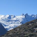 unter blauem Himmel eröffnet sich uns ein Anblick, der schöner kaum sein kann, I Gemelli und Piz Glüschaint