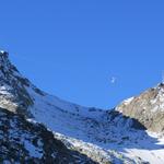 rechts von uns schwebt die Seilbahn hinauf zur Corvatsch Bergstation