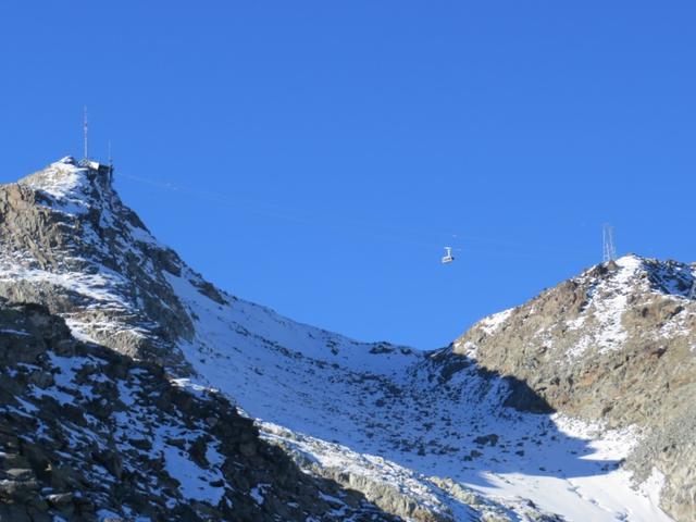 rechts von uns schwebt die Seilbahn hinauf zur Corvatsch Bergstation