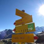 bei einer scharfen Kehre Punkt 2721 m.ü.M. zweigt rechterhand der Wanderweg zur Coazhütte ab