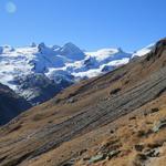 eng zusammenstehend, Schulter an Schulter, begrüssen uns mit ernstem Blick die gleissenden Gipfeln