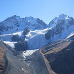 das Panorama ist einzigartig, mit der Eiszunge des Vadret da Tschierva, die sich zwischen zwei riesigen Moränen zu Tal schiebt