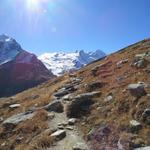 der Höhenweg quert nun die anfänglich mit Geröll übersäten Flanken von Piz Murtèl und Corvatsch...