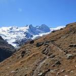 der angenehm nun wieder sehr langsam ansteigende Weg, windet sich nun immer in Nord-Südrichtung