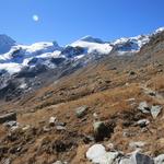 der Hüttenweg zieht sich doch in die Länge. Immer wieder bleiben wir stehen, - was die Wanderzeit zusätzlich in die Länge zi