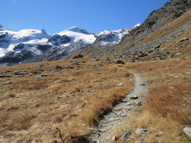 wir überqueren die Geländeterrasse von Murtèl, und erreichen Plaun dals Süts 2679 m.ü.M. Hier legen wir die Mittagspause ei