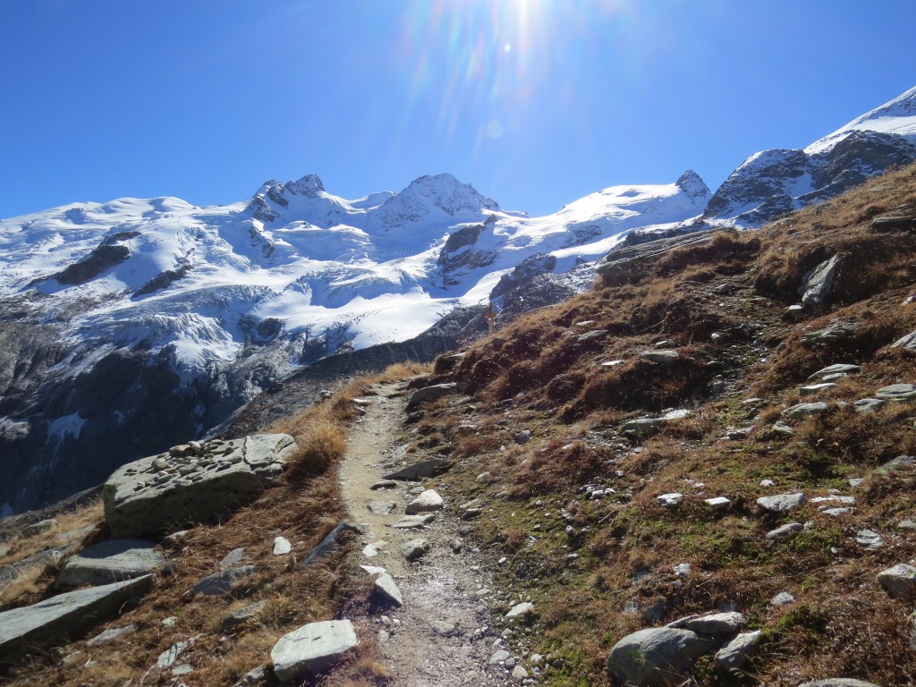 der Wanderweg ist immer gut ersichtlich, nicht ausgesetzt und gut markiert