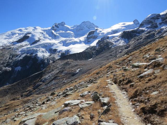 von hier aus ist die, am Rande der gewaltigen Eisbrüche des Roseggletscher...