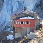 ...auf einer Felsrippe liegende Coazhütte, bereits sehr gut zu erkennen