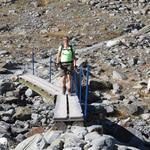 wir wandern weiter den Gletscher entgegen, und erreichen bei Punkt 2641 m.ü.M. einen Bach den wir über eine Brücke überquere