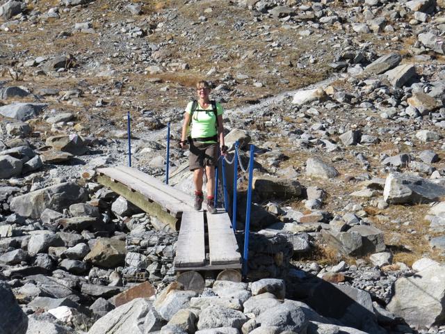 wir wandern weiter den Gletscher entgegen, und erreichen bei Punkt 2641 m.ü.M. einen Bach den wir über eine Brücke überquere
