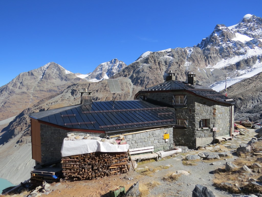 ...zur Chamanna Coaz 2612 m.ü.M., die vom Eisbruch des Roseggletschers überragt wird